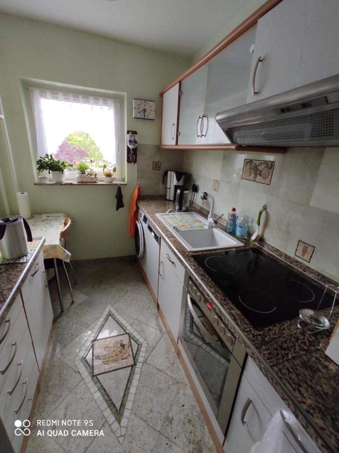 Weltoffenes Privates Gaestezimmer Bei Lgbtq Freundlichen Gastgeber Der Mit In Der Wohnung Lebt Berlino Esterno foto