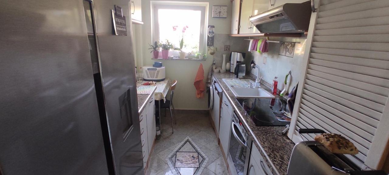 Weltoffenes Privates Gaestezimmer Bei Lgbtq Freundlichen Gastgeber Der Mit In Der Wohnung Lebt Berlino Esterno foto