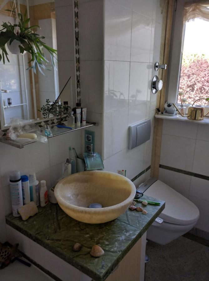 Weltoffenes Privates Gaestezimmer Bei Lgbtq Freundlichen Gastgeber Der Mit In Der Wohnung Lebt Berlino Esterno foto