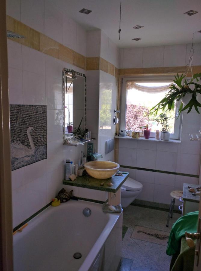Weltoffenes Privates Gaestezimmer Bei Lgbtq Freundlichen Gastgeber Der Mit In Der Wohnung Lebt Berlino Esterno foto