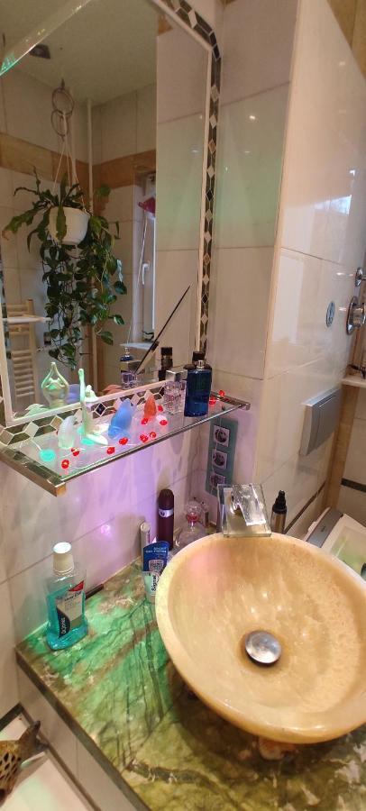 Weltoffenes Privates Gaestezimmer Bei Lgbtq Freundlichen Gastgeber Der Mit In Der Wohnung Lebt Berlino Esterno foto