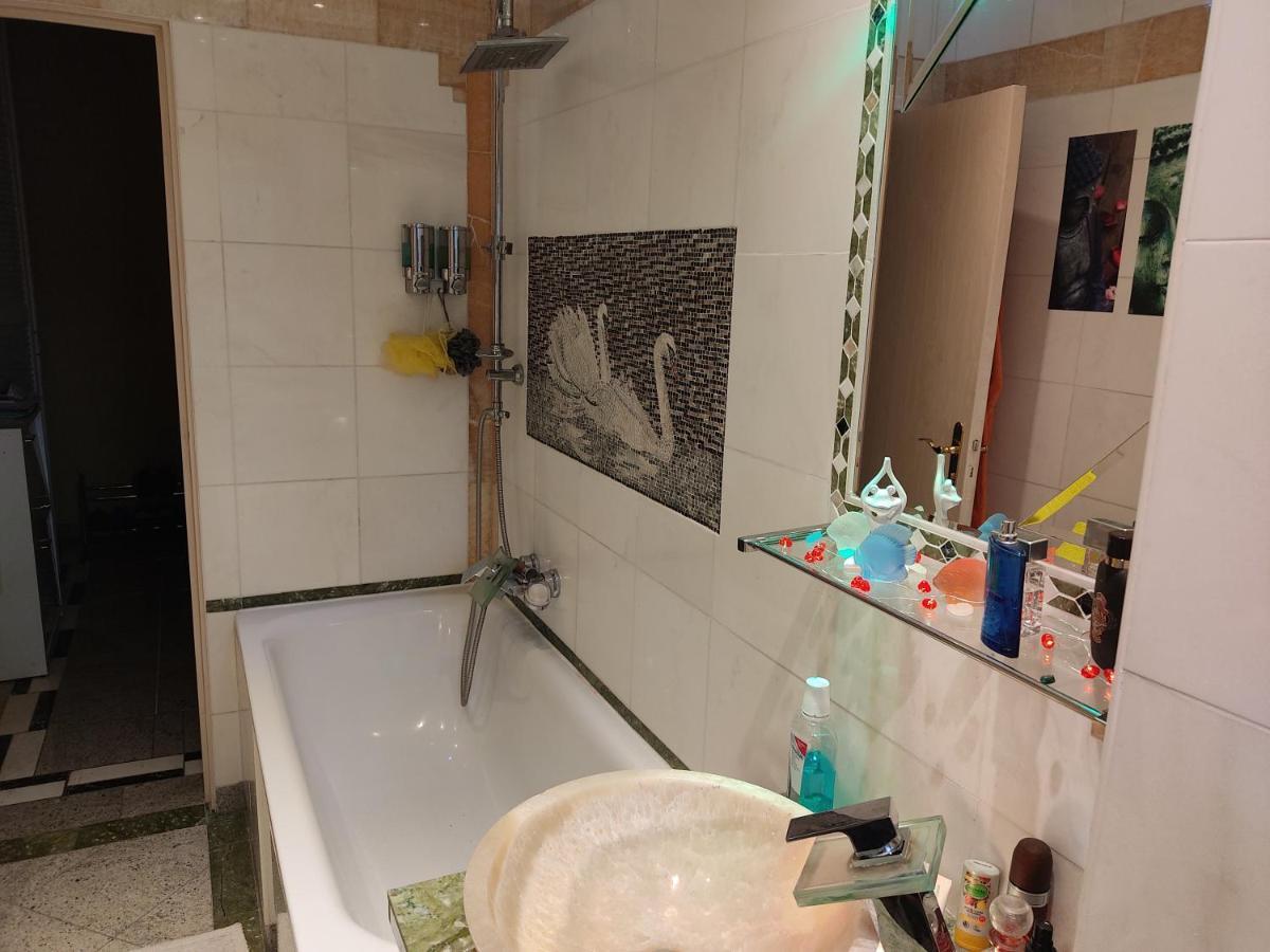 Weltoffenes Privates Gaestezimmer Bei Lgbtq Freundlichen Gastgeber Der Mit In Der Wohnung Lebt Berlino Esterno foto