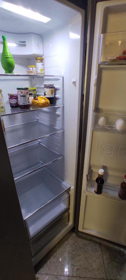 Weltoffenes Privates Gaestezimmer Bei Lgbtq Freundlichen Gastgeber Der Mit In Der Wohnung Lebt Berlino Esterno foto