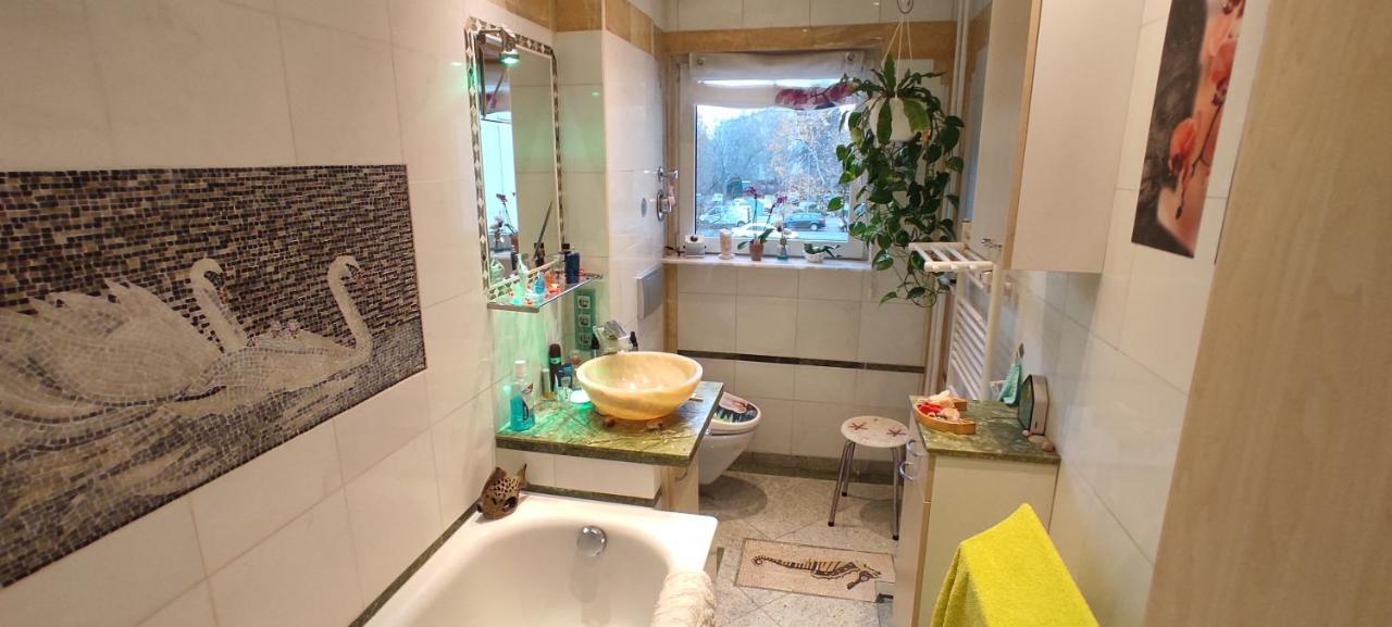 Weltoffenes Privates Gaestezimmer Bei Lgbtq Freundlichen Gastgeber Der Mit In Der Wohnung Lebt Berlino Esterno foto